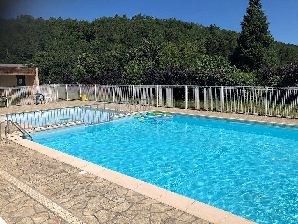 Hôtel pour 3 personnes avec piscine in Miremont, Puy-de-Dôme