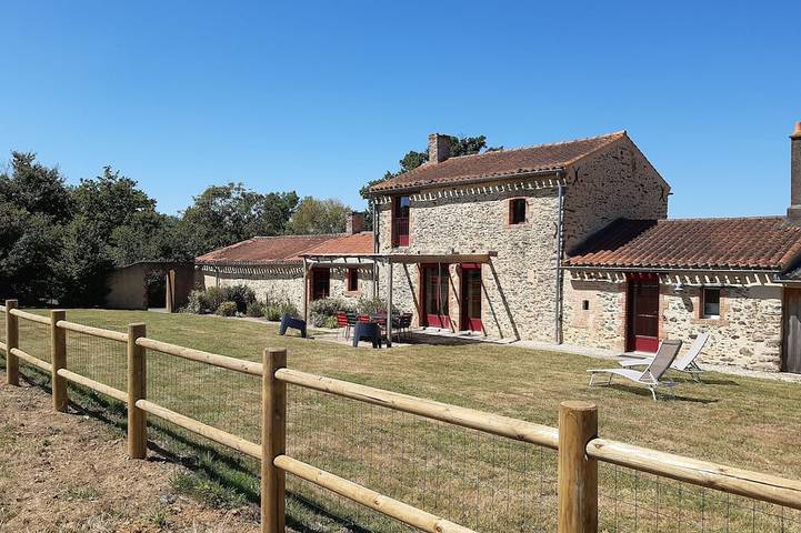 Gîte pour 7 personnes, avec piscine et jardin, animaux acceptés