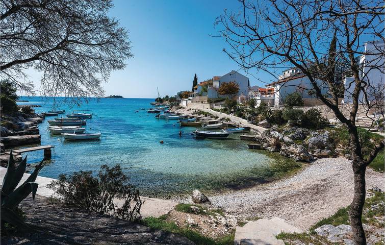 Apartamento vacacional entero, Acogedor apartamento con terraza, WiFi y aparcamiento, a 2,5 km de la playa. in Rogoznica, Condado de Šibenik-Knin