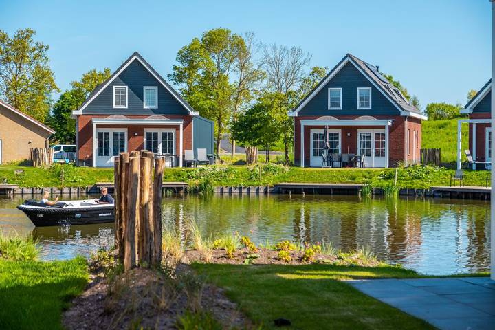 Ferienhaus für 6 Personen, mit Balkon/Terrasse und Terrasse sowie Garten und Sauna in Medemblik