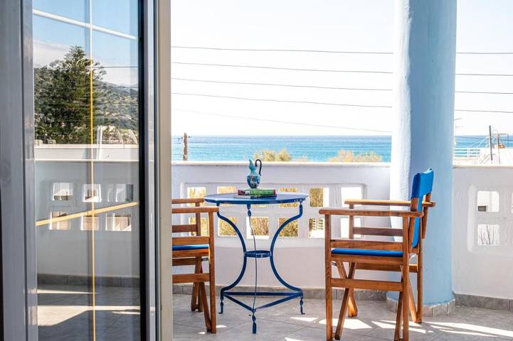 Gîte pour 3 personnes, avec Balcon et Terrasse ainsi que Jardin et Vue dans Keratokambos