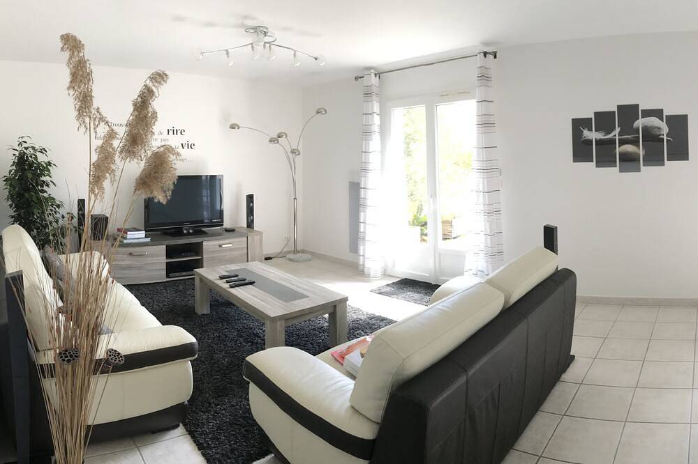 Maison contemporaine, de plein pied in Corme-Royal, Région de Saintes