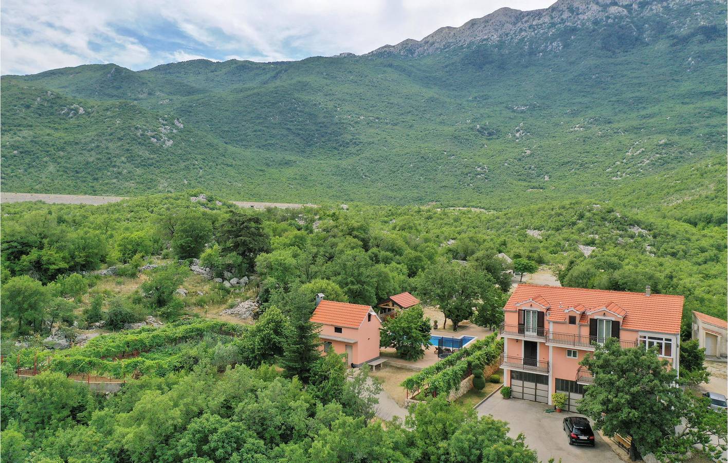 Charmantes 307 m² großes Apartment mit Pool, Terrasse und WLAN in Makarska Riviera