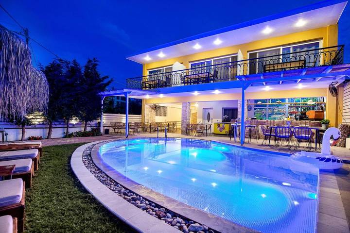 Ferienhaus für 6 Personen, mit Ausblick und Pool sowie Garten, kinderfreundlich