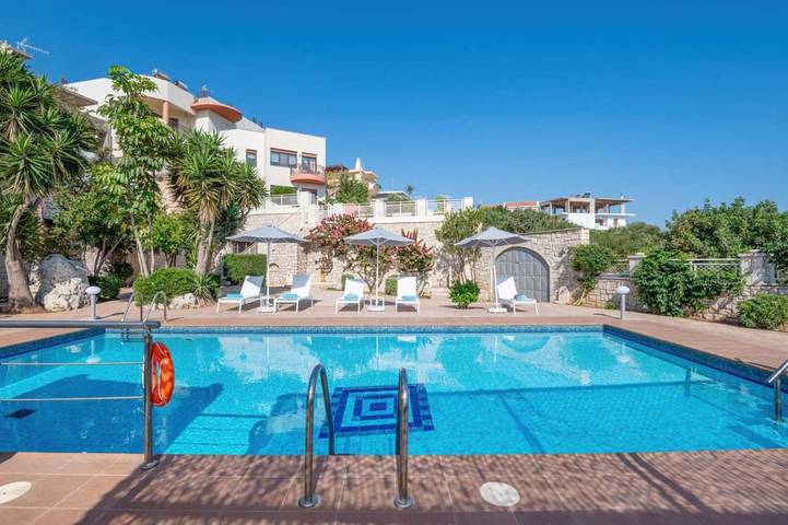Ferienhaus für 12 Personen, mit Balkon und Terrasse sowie Garten und Pool in Violi Charaki