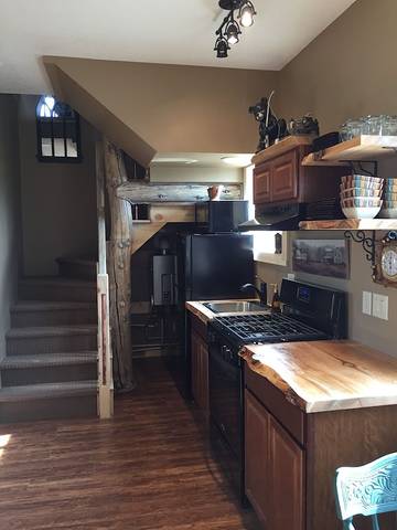 Cottage Rentals for 7 Guests in Canadian Rocky Mountains, Castle Mountain, Picture 1