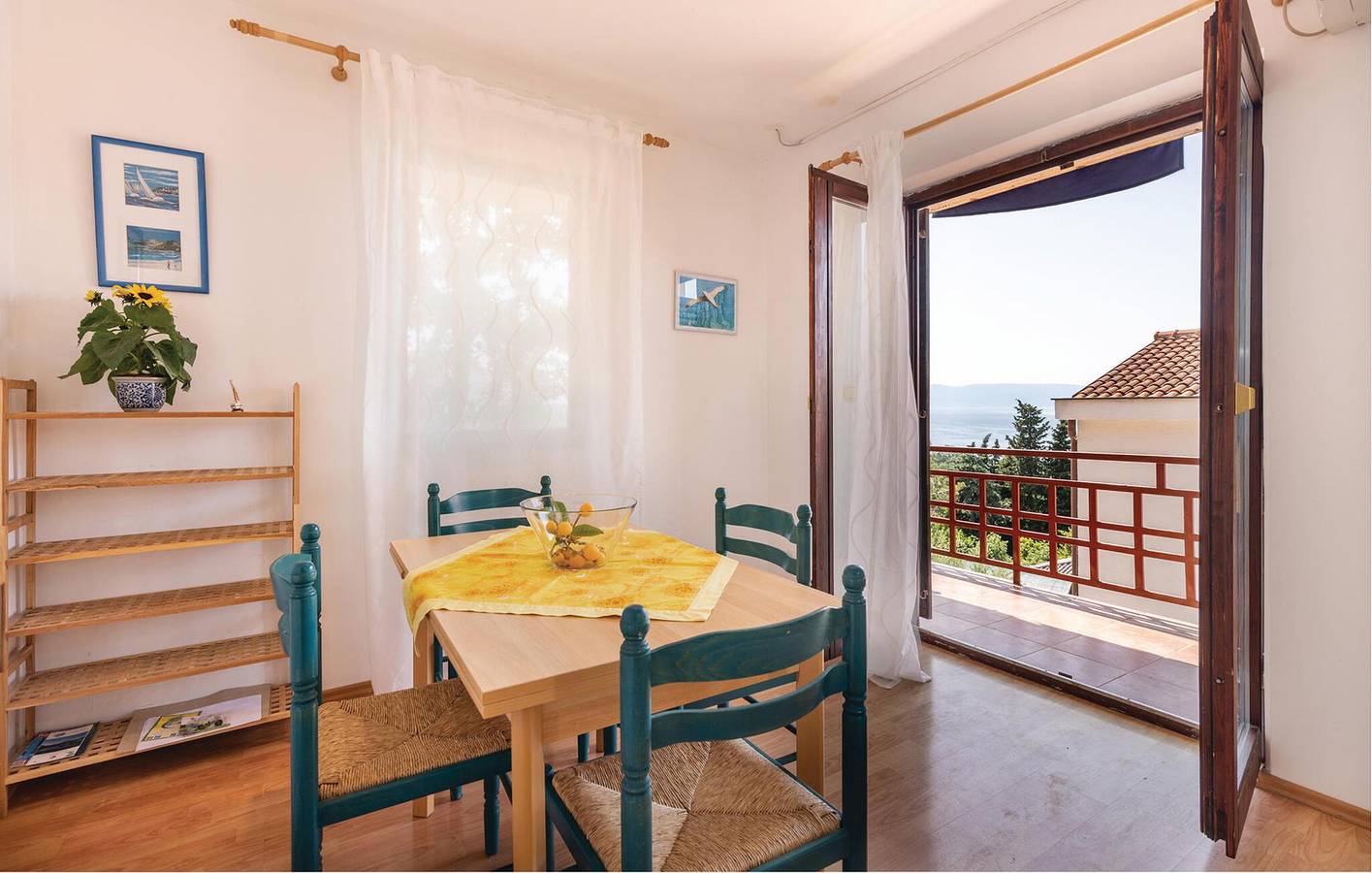 Ganze Ferienwohnung, Gemütliche Ferienwohnung mit Meerblick, Terrasse und Parkplatz, 2 km vom FKK-Strand entfernt in Njivice, Krk