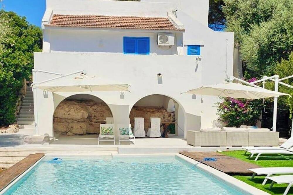 Ostuni Beachfront Villa with Pool & Private Parking, Luxury Holidays in Rosa Marina, Salento