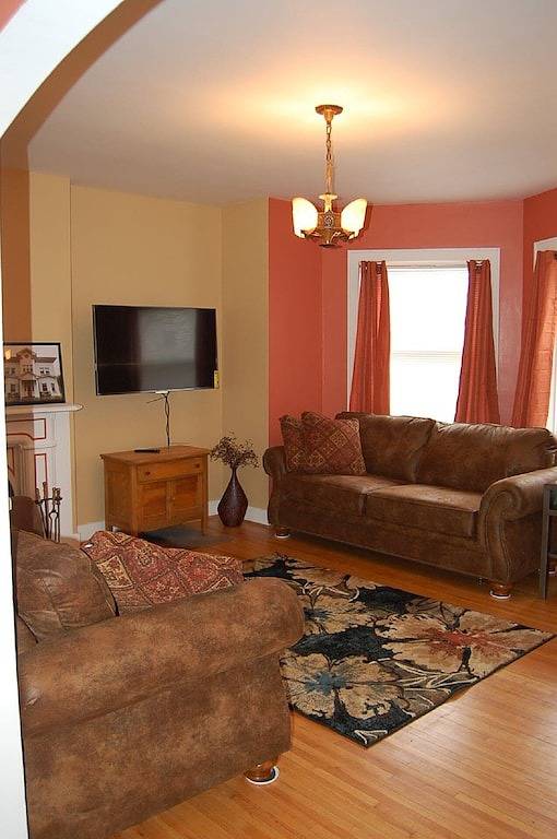 Ganze Wohnung, Historisches Herrenhaus von Phelps; Hauptniveau Suite # 1 in Decorah, Winneshiek County