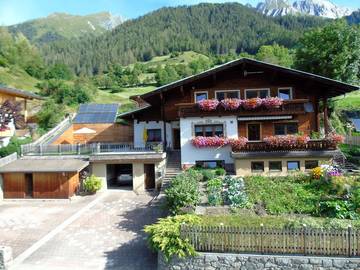 Ferienwohnung für 4 Personen, mit Ausblick und Balkon sowie Garten in Virgen