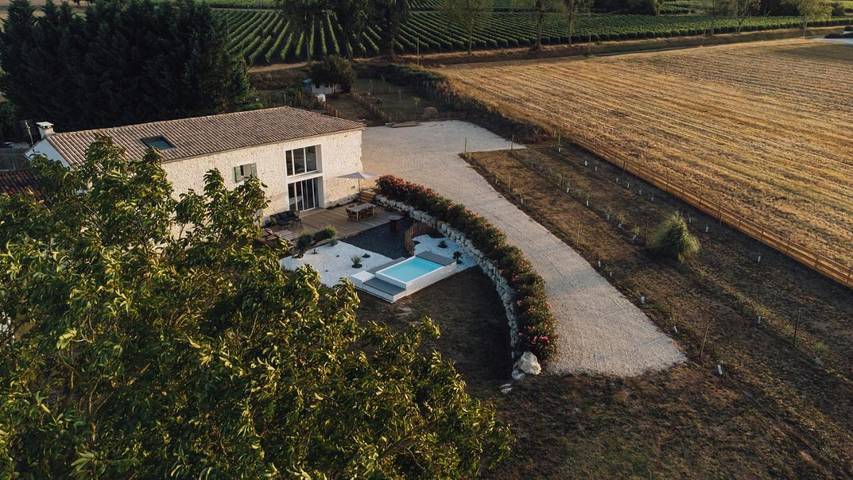 Location de vacances pour 8 personnes, avec piscine ainsi que jardin et vue à Grézac