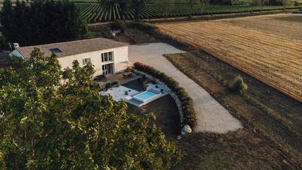 Gîte pour 8 personnes, avec piscine ainsi que jardin et vue à Grézac