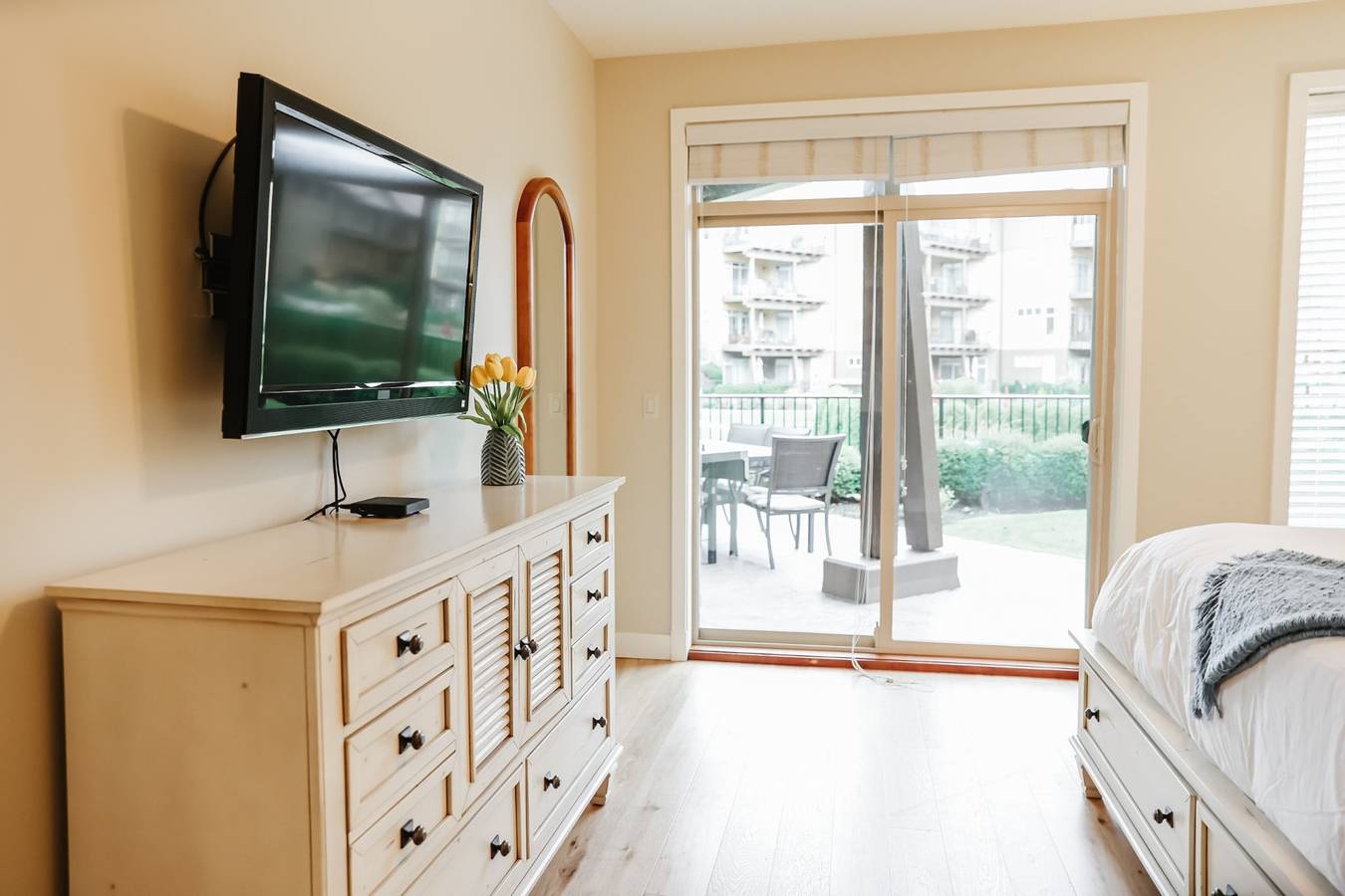 Barona Beach Chateau: Serene Coastal Getaway in West Kelowna, Crystal Mountain