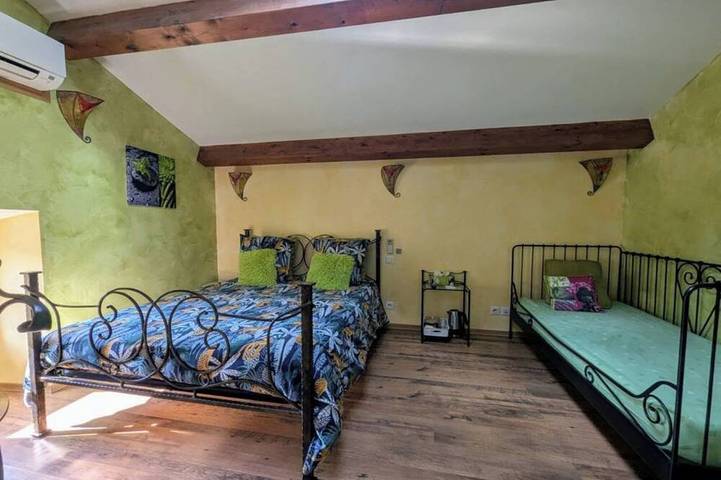 Chambre d’hôte pour 3 personnes, avec jardin et piscine dans l' Aveyron