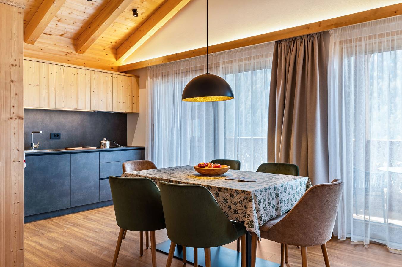 Appartamento intero, Appartamento "Les Ciases Chalets Dolomites Apt 3" con balcone privato, sauna in comune e Wi-Fi in San Vigilio di Marebbe, Marebbe