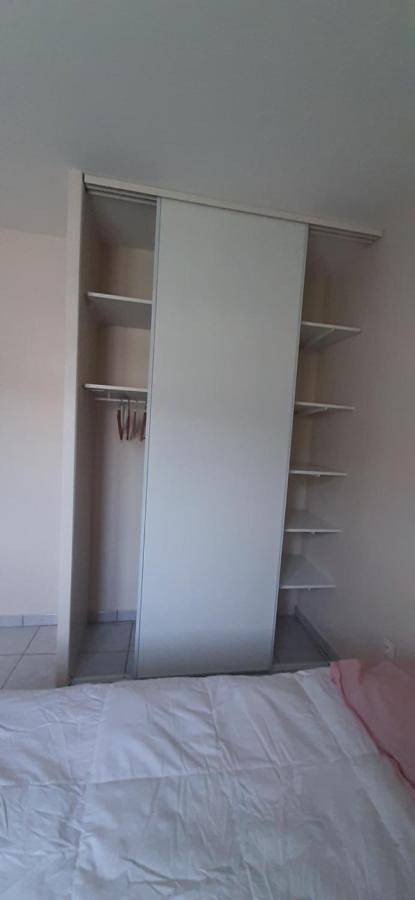 Location de vacances pour 2 personnes, avec vue ainsi que jardin et piscine à Vesseaux - 2