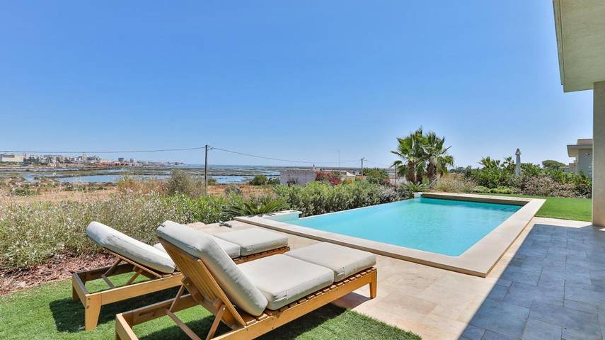 Villa pour 6 personnes, avec piscine ainsi que vue et jardin, animaux acceptés à Faro - 2