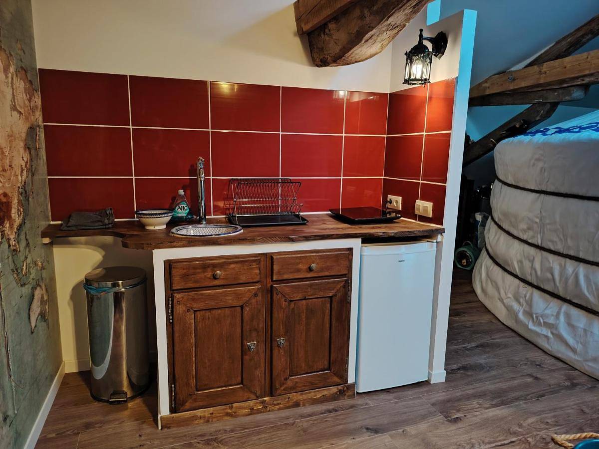 Gîte en yourte d'intérieur d'une demeure du 18e siècle en Anjou entre vignes et châteaux in Bouillé-Loretz, Vallée de la Loire