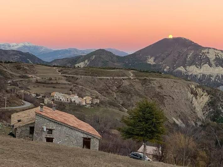 Location de vacances pour 4 personnes, avec vue et terrasse à Ubraye