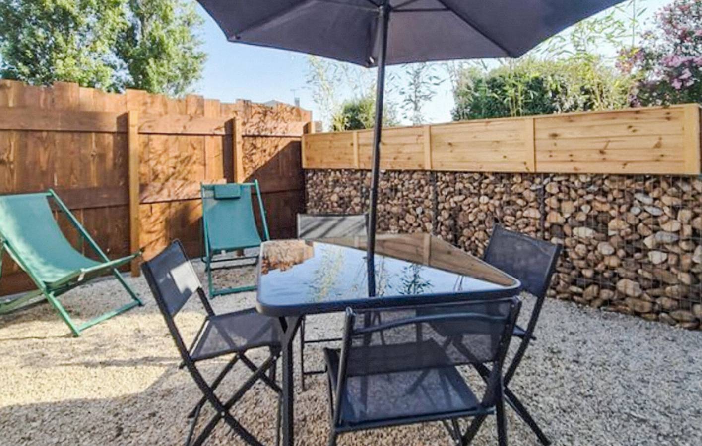 Cozy Apartment with WiFi, TV, AC & Parking, 1000m to Saint-Martin-de-Crau in Saint-Martin-de-Crau, Arles region