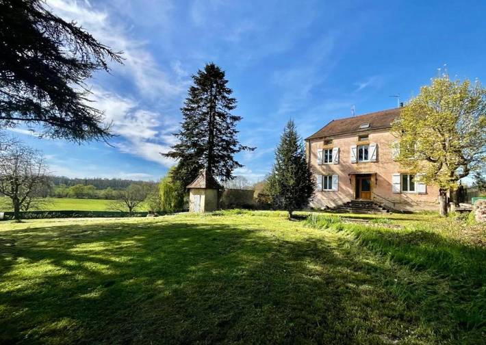 Gîte pour 15 personnes, avec terrasse ainsi que vue et sauna, animaux acceptés à Saint-Pierre-la-Noaille