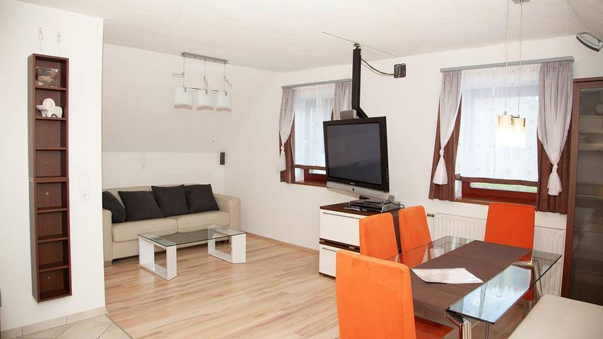 Ferienwohnung für 4 Personen, mit Pool und Sauna sowie Garten, mit Haustier