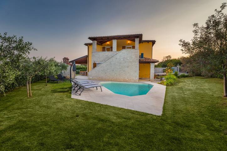Villa für 8 Personen, mit Balkon/Terrasse und Garten sowie Pool in Porec und Umgebung