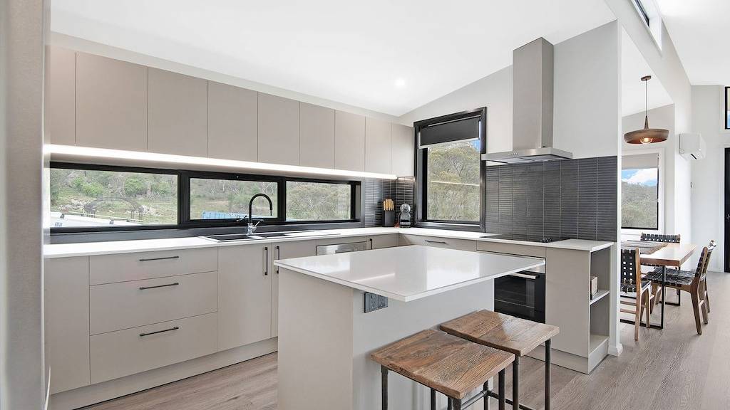 Black Diamond Retreat - Luxury 3Br Home l Lake Views l Fire Pit l Wifi l Bath in East Jindabyne, New South Wales