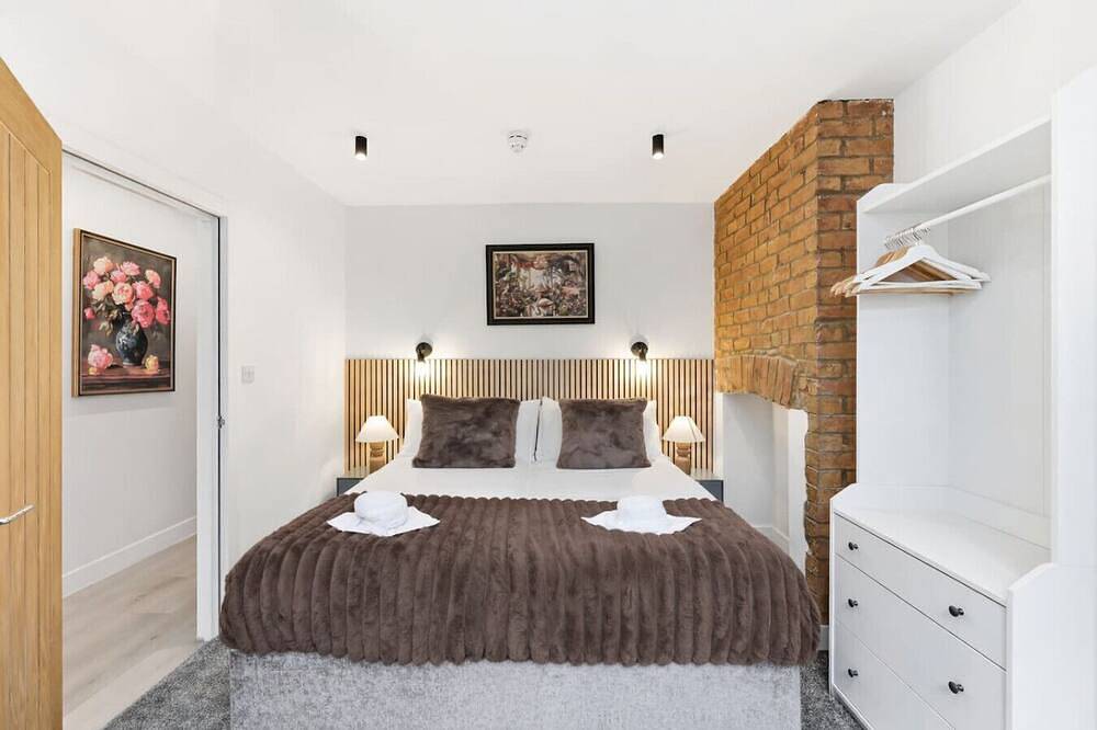 5 Bedroom • 4 Bath • Annex • Games Room • Parking in Northampton, Northamptonshire