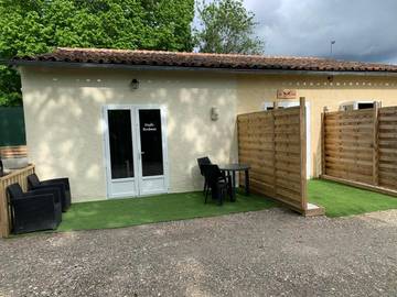 Chambre d’hôte pour 2 personnes, avec terrasse et vue à Blanzaguet-Saint-Cybard