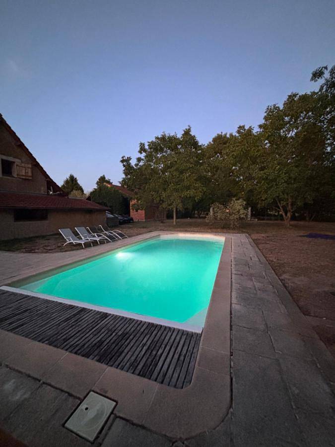 Location de vacances pour 15 personnes, avec Terrasse ainsi que Jardin et Piscine à La Chapelle-Saint-Sauveur