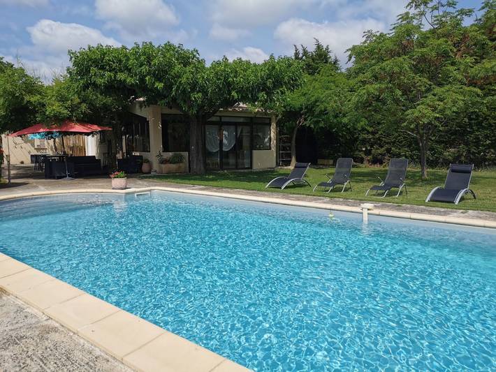 Location de vacances pour 10 personnes, avec piscine ainsi que terrasse et jardin, animaux acceptés à Bédarrides - 4