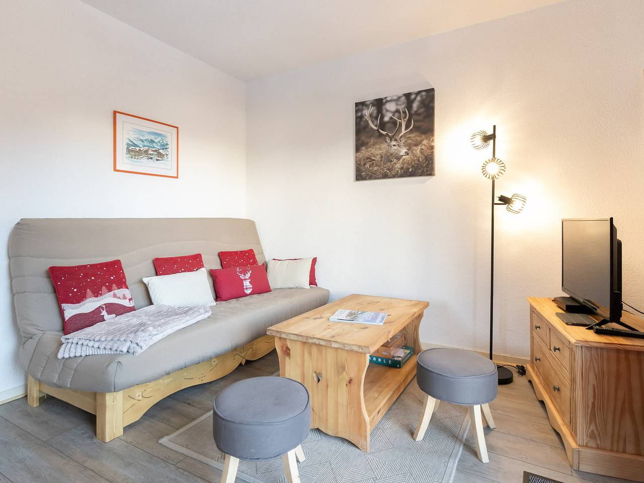 Entire apartment, Cozy 2-Bedroom Apartment for 4-6 in Modane with Free Wifi, Balconies, and 500m to Ski Lift in Valfréjus, Modane