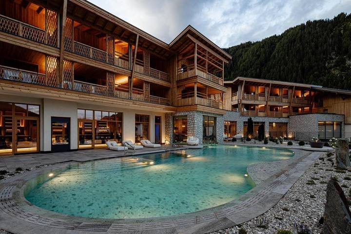 Hotel für 4 Personen, mit Balkon und Whirlpool sowie Terrasse und Garten in Valles