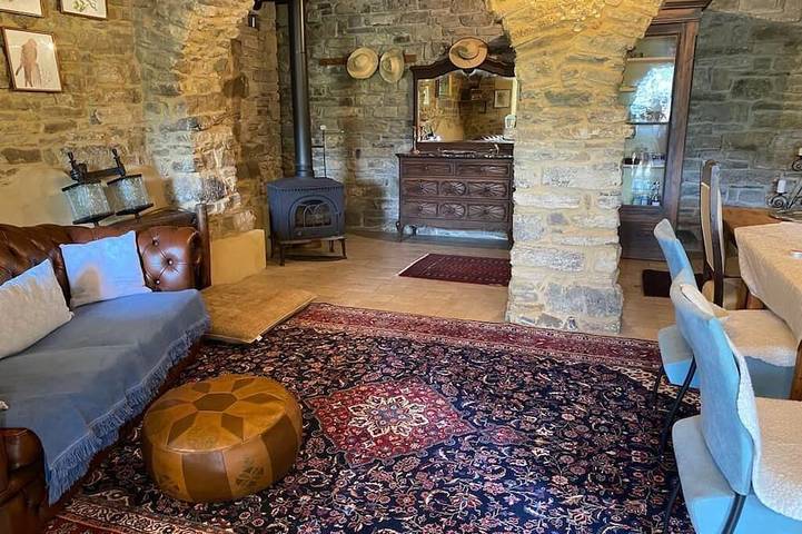 Large historic stone house in the appenine hills. Peacefully embedded in nature in Valmozzola, Appennino Parmense