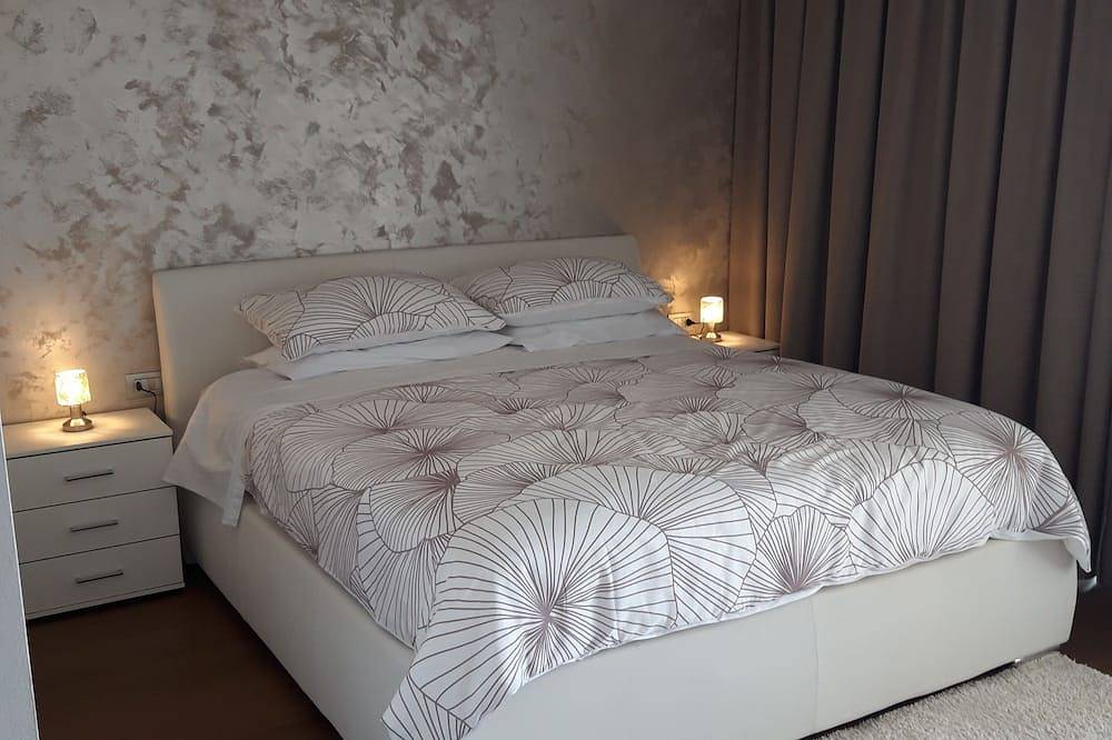 For Families - Spacious 4-bedroom vacation house with pool, close to the sea! in Mareda, Regio Umag