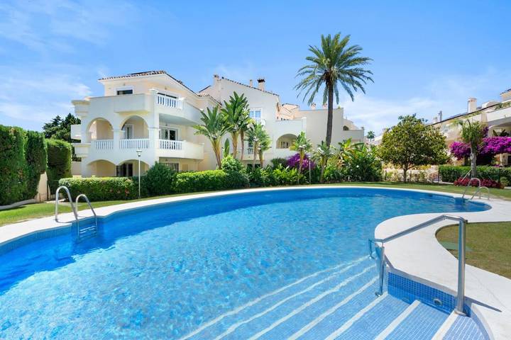 Apartamento para 7 personas, con vistas además de piscina y jardín, Familias con niños en El Paraíso
