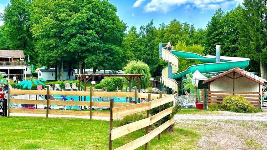 Camping pour 4 personnes, avec Terrasse et Bassin pour enfant ainsi que Piscine et Vue