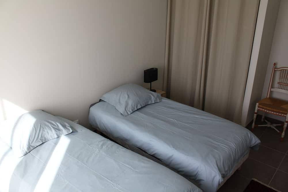 Detached single storey house in Saint-Quentin-la-Poterie, Nimes region