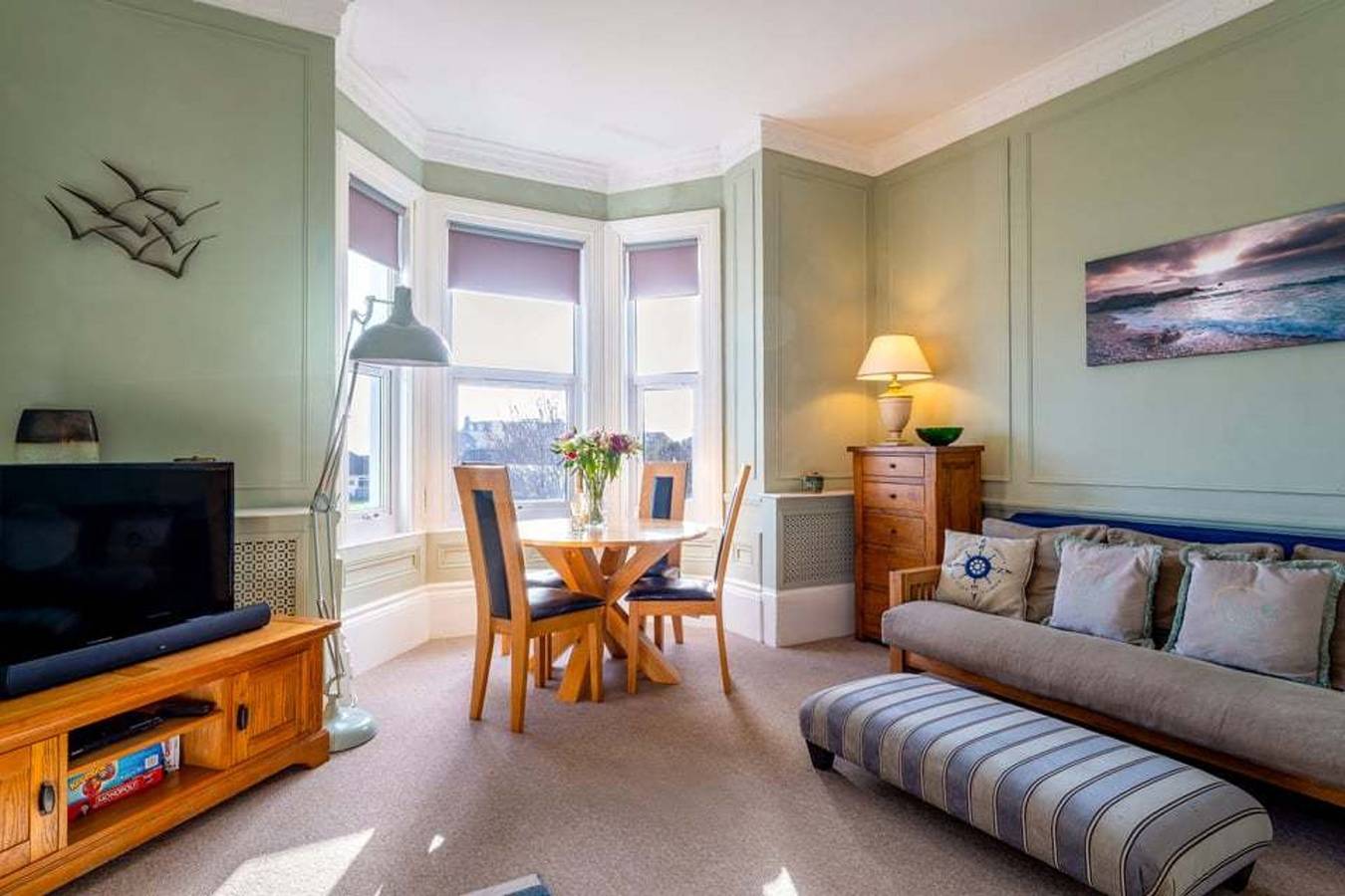 Entire apartment, The Bowling Green  Sea Views in Central Seaton in Seaton, Devon