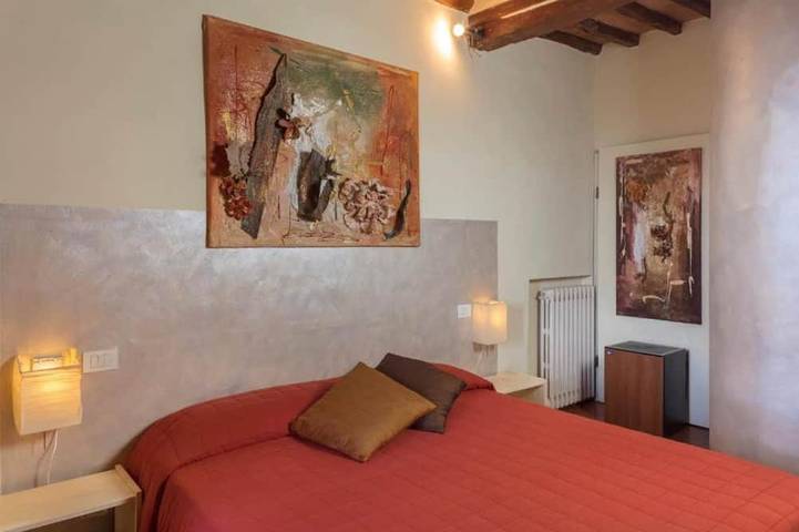 Geheel appartement, Tweepersoonskamer met een eigen ingang gemeenschappelijk zwembad en tuin in Castel San Gimignano, San Gimignano