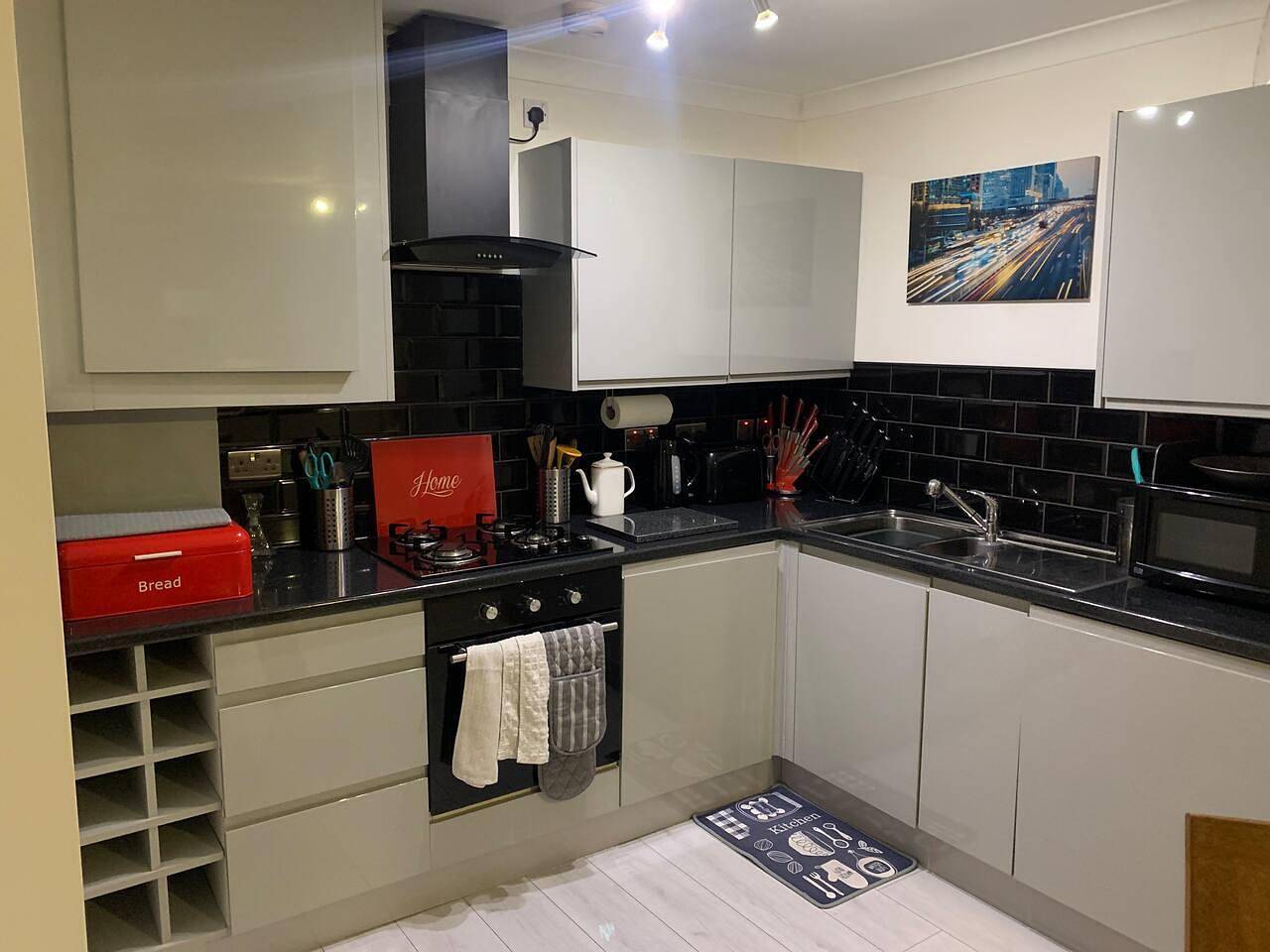 Entire holiday apartment, 2-Bed Apartment - Sleeps 4 & Parking in Merseyside