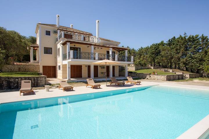 Vakantiehuis voor 10 personen, with Balkon and Whirlpool as well as Terras and Tuin in Roda