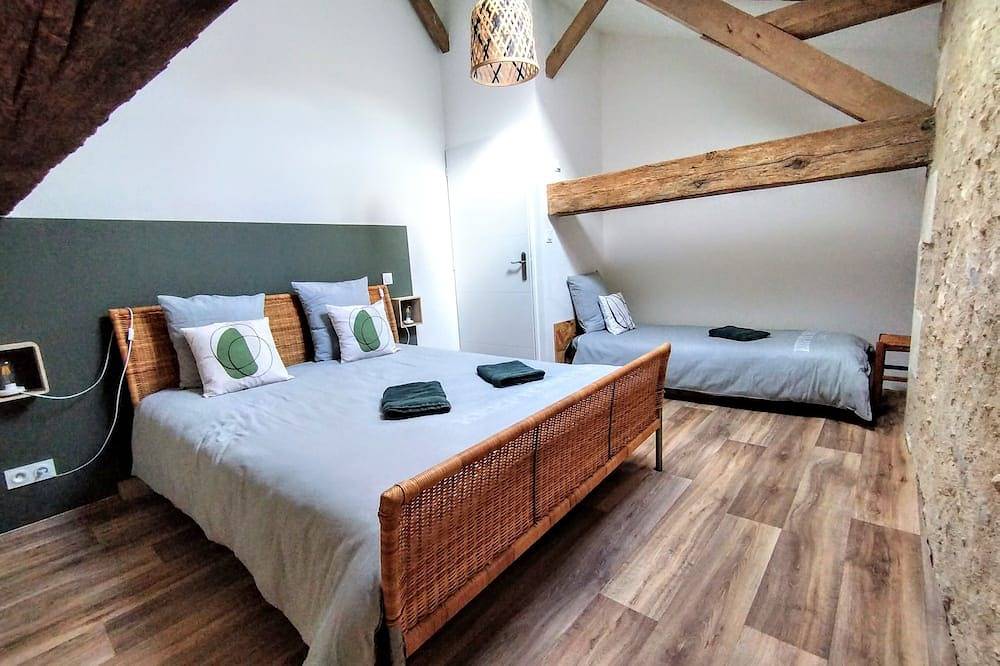 L'Orée des Bois, 40 pers été/28 pers hiver 3 gites Piscine/Sauna/Jacuzzi in Celle-Lévescault, Vienne (France)