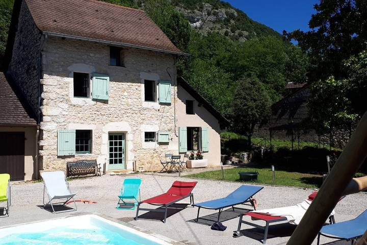 Location de vacances pour 8 personnes, avec Terrasse ainsi que Jardin et Piscine dans l' Ain