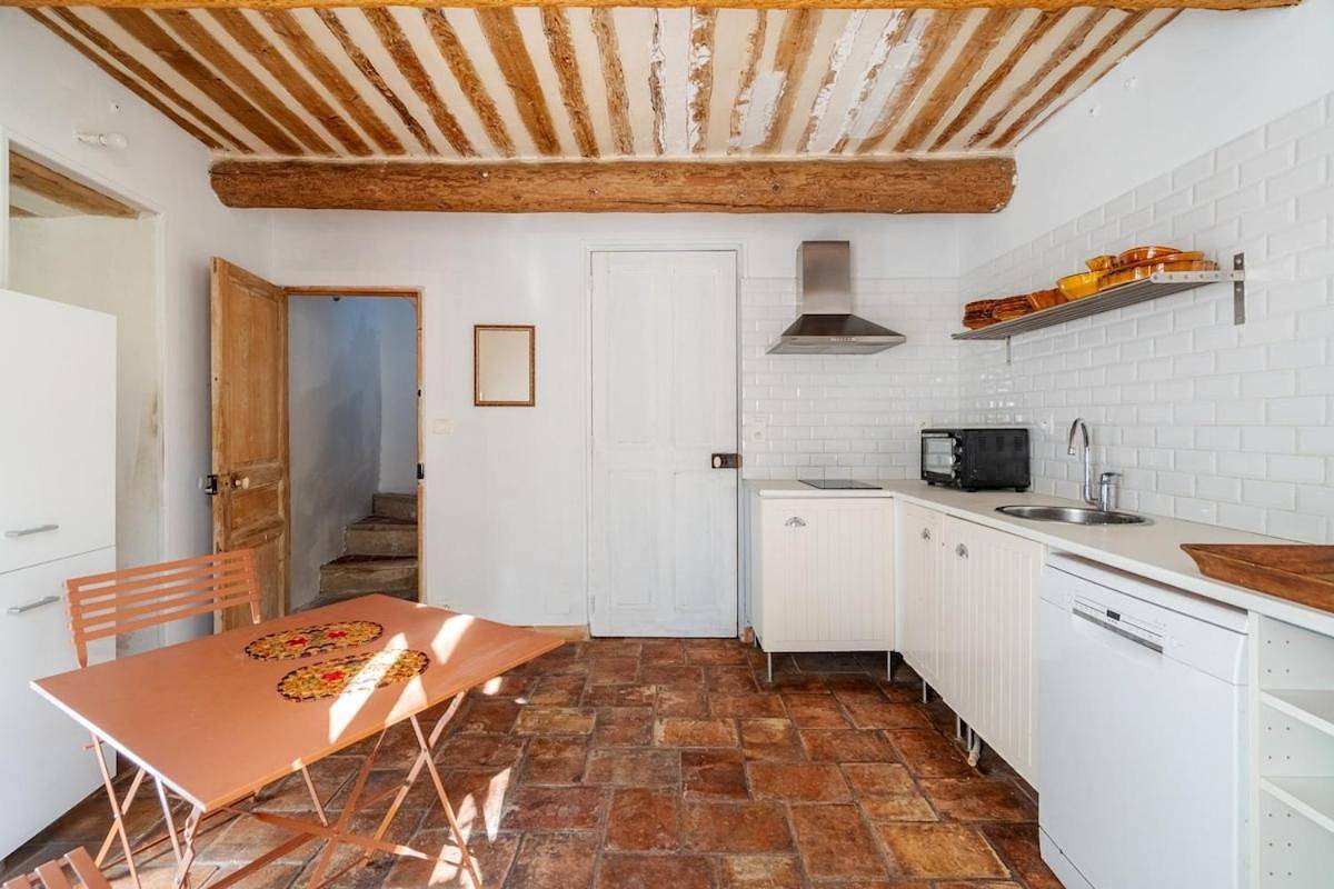 Appartement entier, One-Bedroom Apartment in Cabannes, Région d'Arles