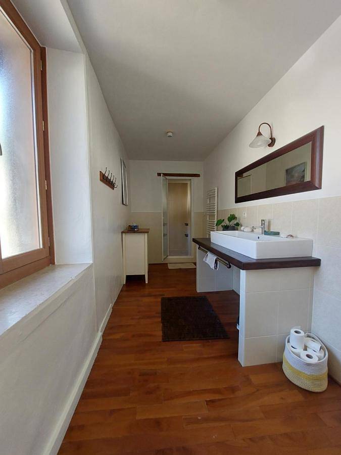 Location de vacances pour 3 personnes, avec vue ainsi que jardin et piscine à Villebois - 3