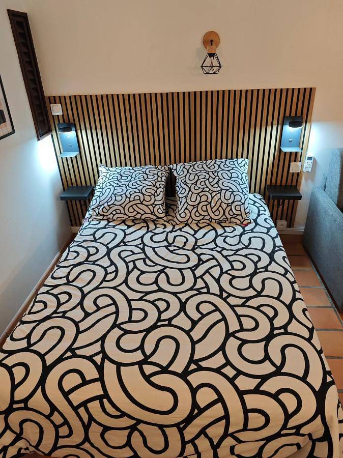 Gîte pour 4 personnes, avec vue ainsi que piscine et terrasse, animaux acceptés dans Anse de Tartane - 2