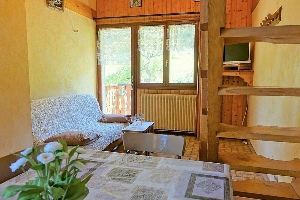 Entire apartment, Large family apartment at the foot of the slopes for 8 people in Arêches, Beaufort (Rhône-Alpes)