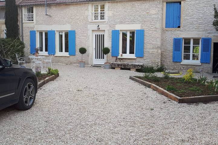 Gîte pour 8 personnes, avec terrasse et jardin à Suilly-la-Tour